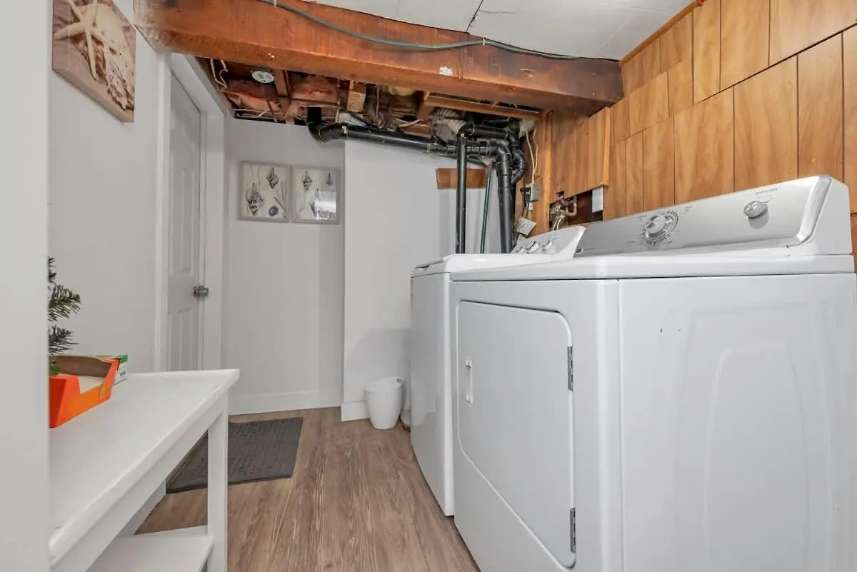 Quaint 1 Bedroom Lower Suite In Victoria, Bc Victoria