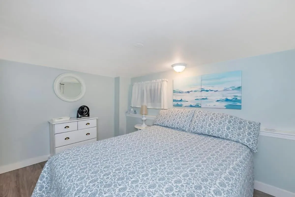 Quaint 1 Bedroom Lower Suite In Victoria, Bc