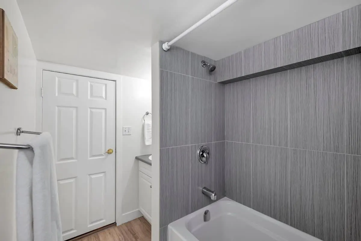 Quaint 1 Bedroom Lower Suite In Victoria, Bc 0*, Victoria