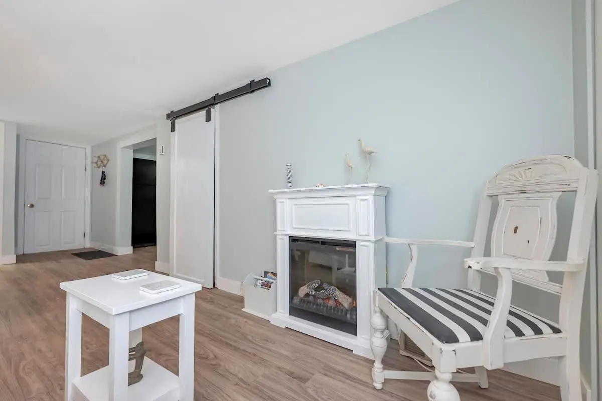 Quaint 1 Bedroom Lower Suite In Victoria, Bc 0*, Victoria