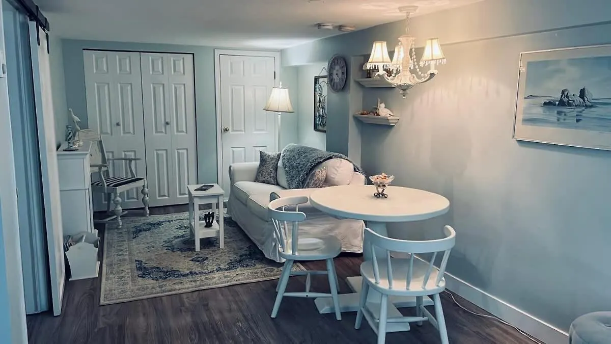 Quaint 1 Bedroom Lower Suite In Victoria, Bc