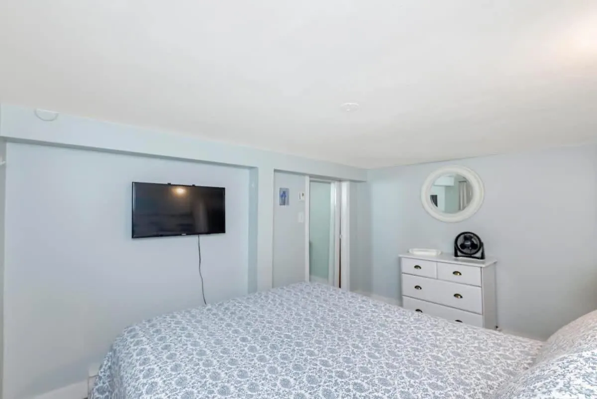 Quaint 1 Bedroom Lower Suite In Victoria, Bc Canada